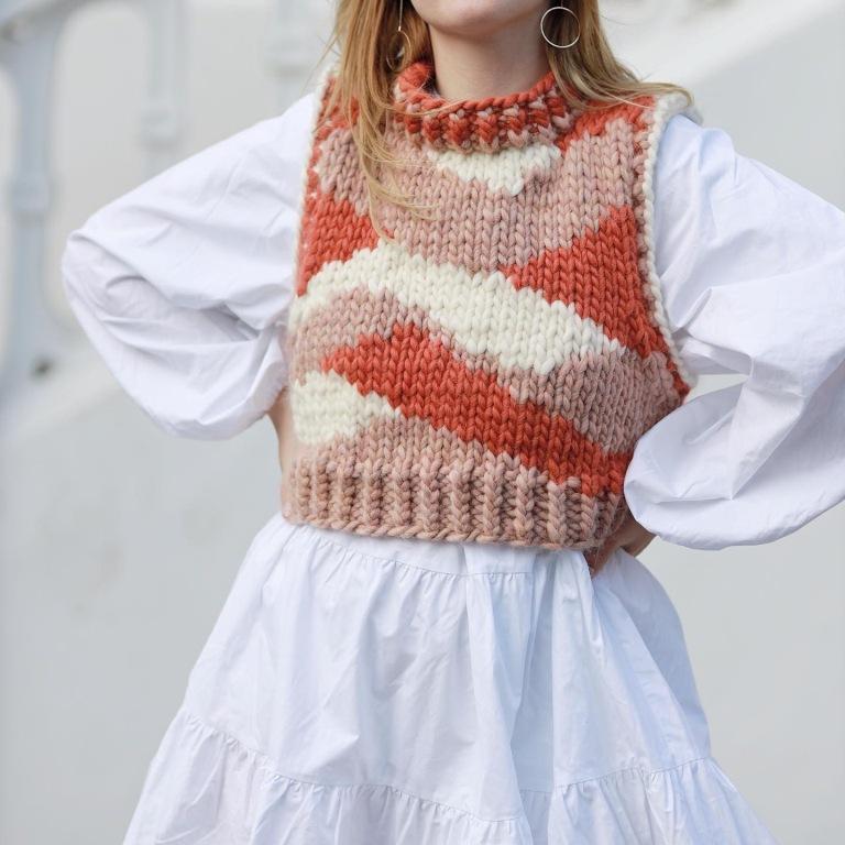 modella_gilet marroncino modella gilet marroncino